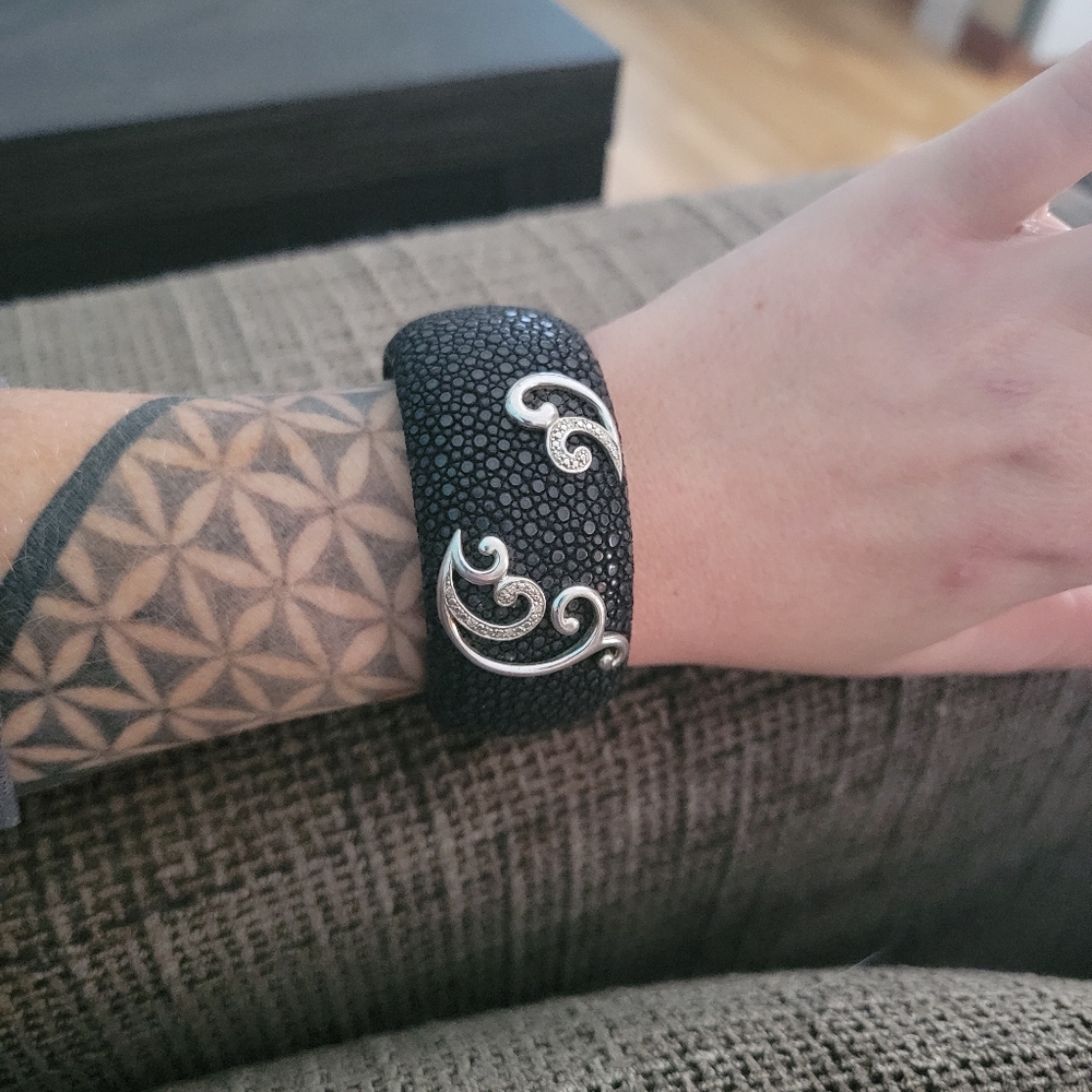 Stingray and Diamond Cuff Bracelet - Picture 3 of 6